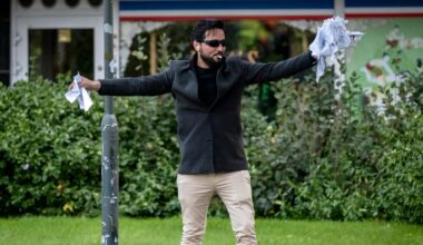 Misstänkte mördaren häktad i sin frånvaro