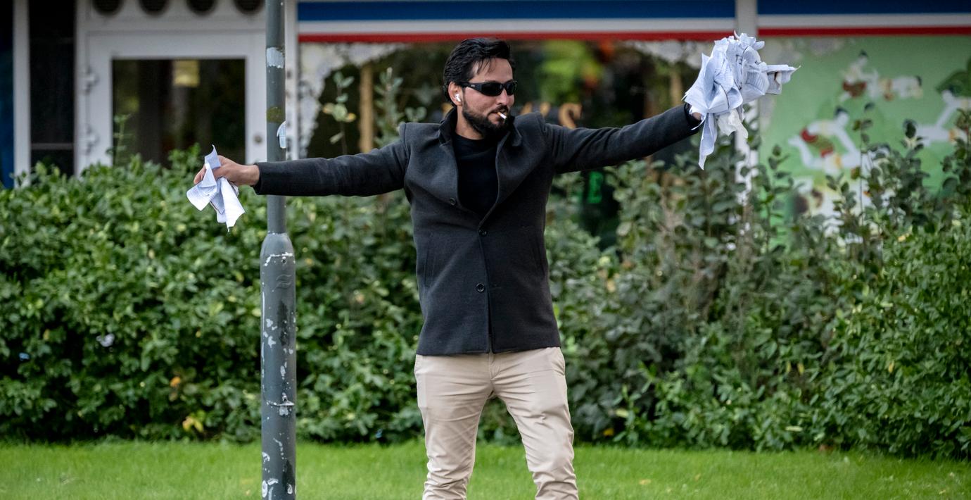 Misstänkte mördaren häktad i sin frånvaro