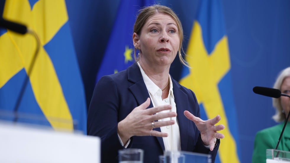 Sjukvårdsminister Elisabet Lann (KD) anser att det redan finns verktyg för att minska våld mot ambulanspersonal, men de används inte av alla regioner. Arkivbild.
