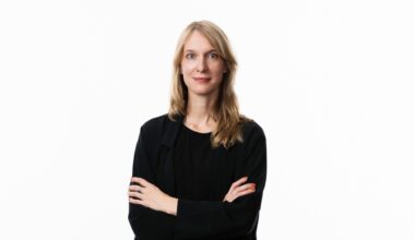 Nu kan du söka till lyssnarjuryn för Sveriges Radios romanpris 2026 - Kulturnytt