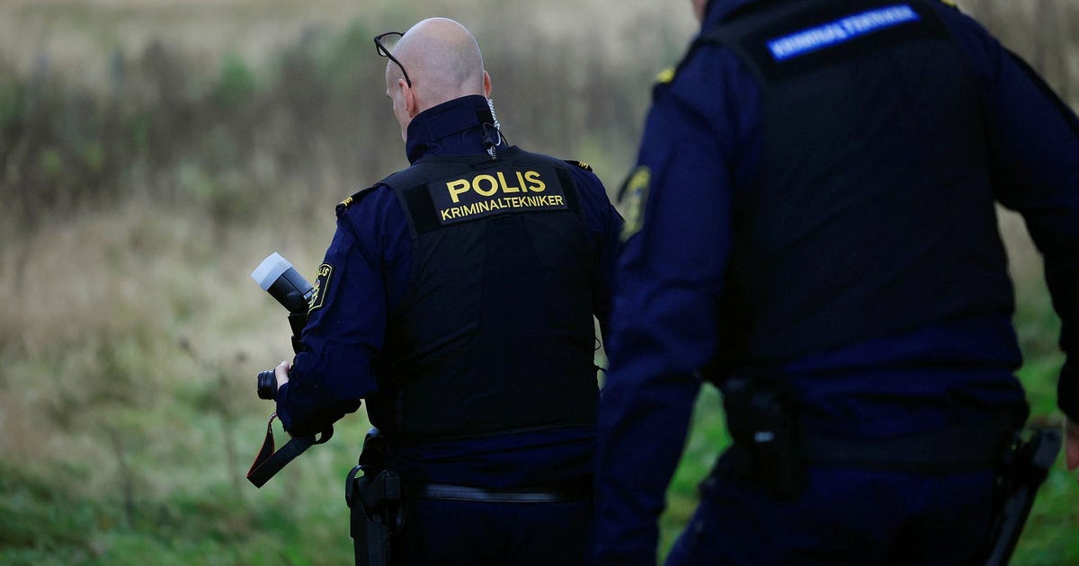 En skottskadad man påträffades i skogen nära Klippan i Skåne