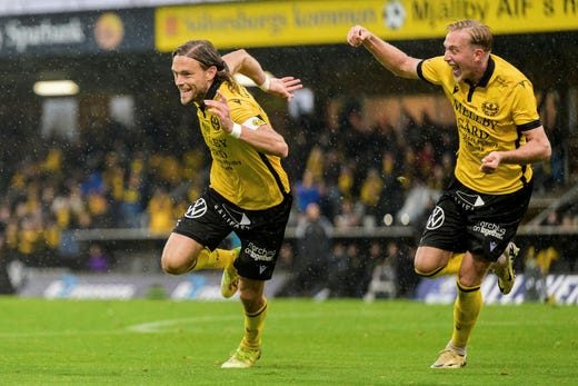 Tom Pettersson och Herman Johansson jublar efter Petterssons 2–0-mål mot Elfsborg i förra allsvenska omgången.