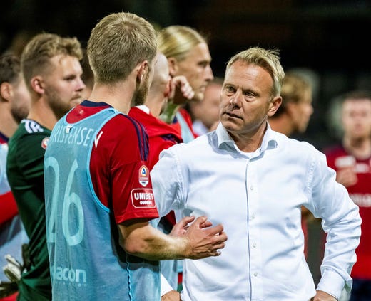 Östers Magnus Christensen i samtal med sin tränare.