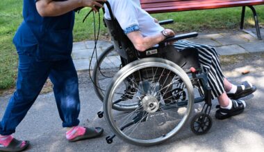Vårdpersonal rasar efter utvisning av kollega