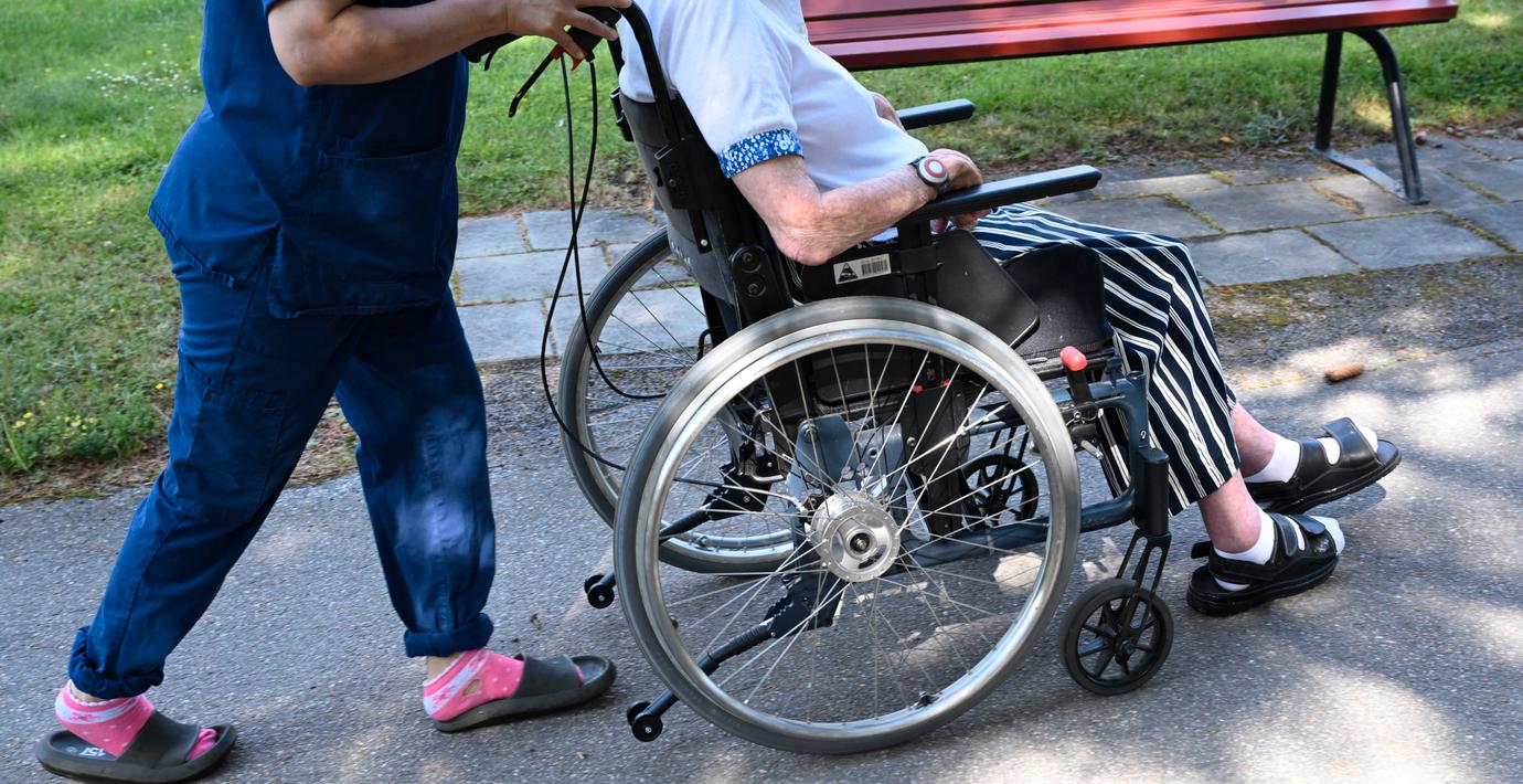 Vårdpersonal rasar efter utvisning av kollega