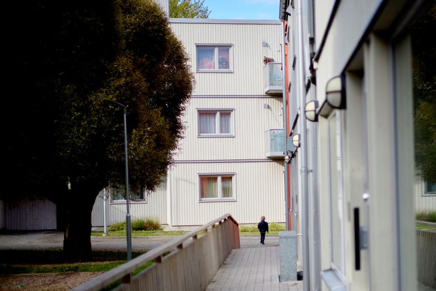 Husen är uppbyggda av baracker och är tänkta att kunna flyttas till en annan plats när bygglovet går ut.
