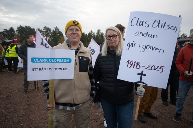 Under demonstrationen jämställde ett plakat företaget Clas Ohlson med rånaren Clark Olofsson. 