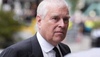Prins Andrew avsäger sig alla kungliga titlar