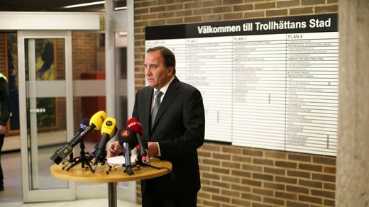 "Genom sin insats har de med stor sannolikhet räddat flera från att bli drabbade. Det vill jag verkligen framhålla”, sade dåvarande statsminister Stefan Löfven om poliserna, när han besökte Trollhättan samma dag som dådet år 2015.