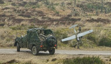 Soldat sköt mot drönare – nära passagerarplan