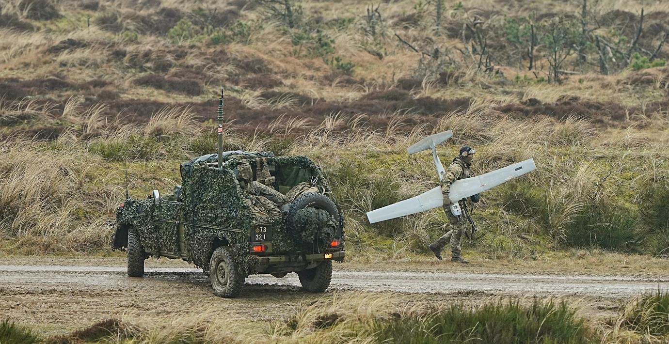 Soldat sköt mot drönare – nära passagerarplan