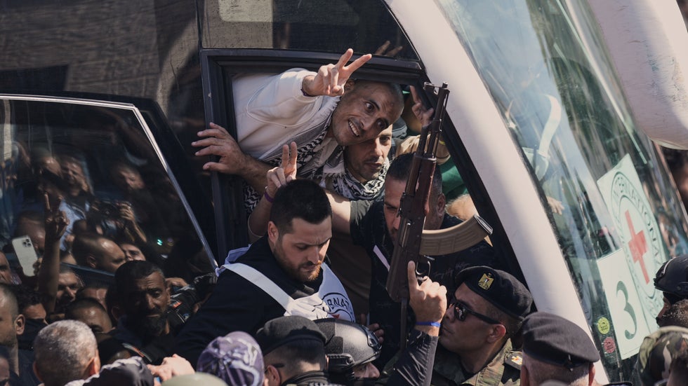 En tidigare fängslad palestinier gör segertecken när han anländer till Ramallah i samband med frigivningen.