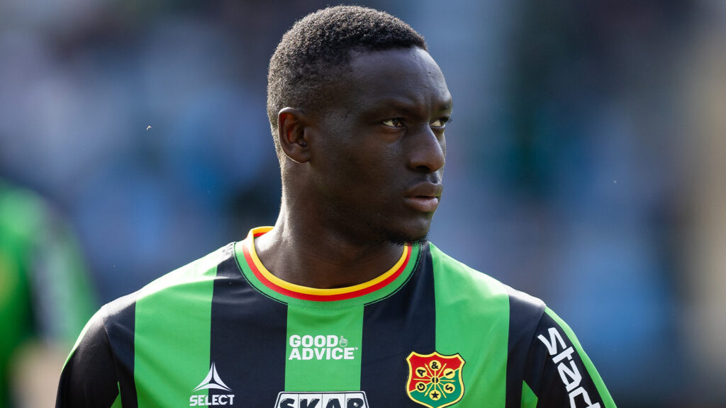 250413 GAIS Ibrahim Diabate på line up inför fotbollsmatchen i Allsvenskan mellan GAIS och Degerfors den 13 april 2025 i Göteborg.