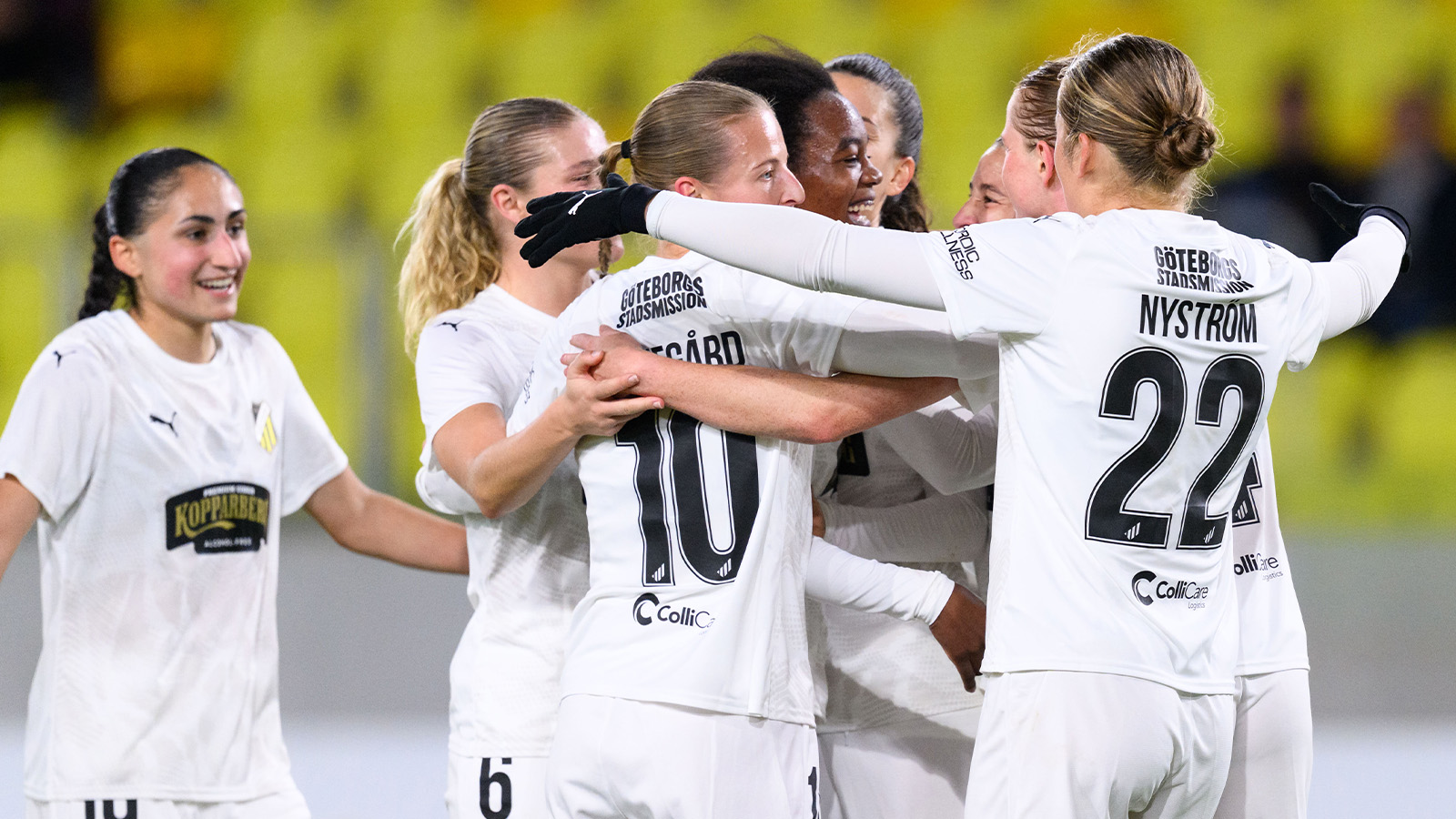 251016 Faith Chinzimu från Häcken firar med lagkamrater efter 1-3 under UEFA Women