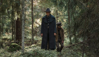 Gustaf Skarsgård och Emil Karlsen går i en skog, en scen från tv-serien Koka björn.