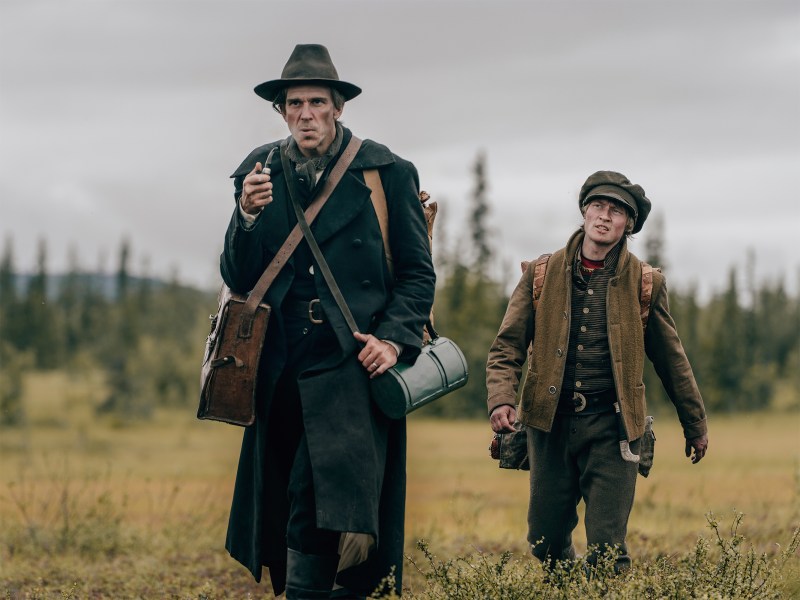 Gustav Skarsgård och Emil Karlsen går över en mosse. Bild från serien Koka björn.