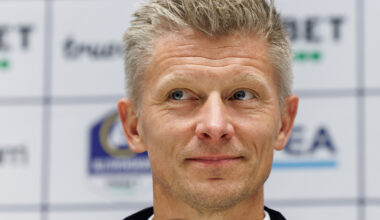 250810 AIKs tränare Mikkjal Thomassen på en presskonferens efter fotbollsmatchen i Allsvenskan mellan AIK och Djurgården den 10 augusti 2025 i Stockholm.