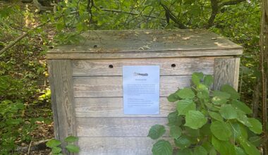 Trälåda, cirka en meter bred, med lufthål i naturen