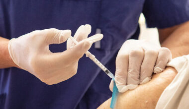 I första hand rekommenderas covid-19-vaccination till personer som är 75 år och äldre, samt till personer med vissa sjukdomar eller tillstånd som medför ökad risk för allvarlig sjukdom. För dessa grupper är covid-19-vaccinationen kostnadsfri.                  Arkivbild: Gabriel Berndtsson