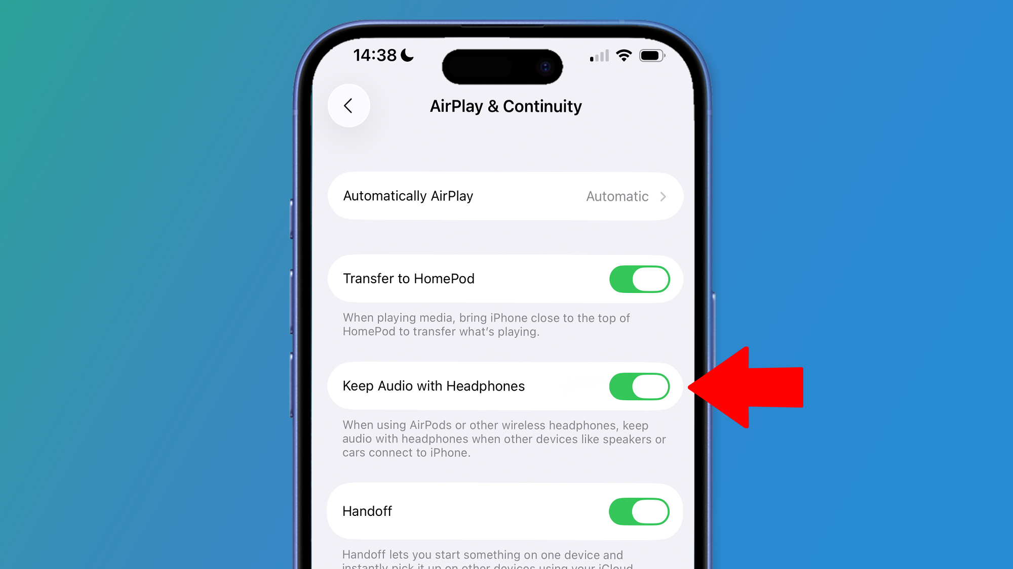 En telefon mot en gr&ouml;n och bl&aring; bakgrund som visar inst&auml;llningssidan f&ouml;r iOS 26.