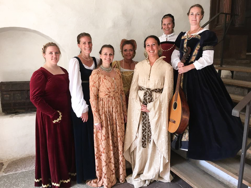 Kören Past Time Society står i trappa på Kalmar Slott