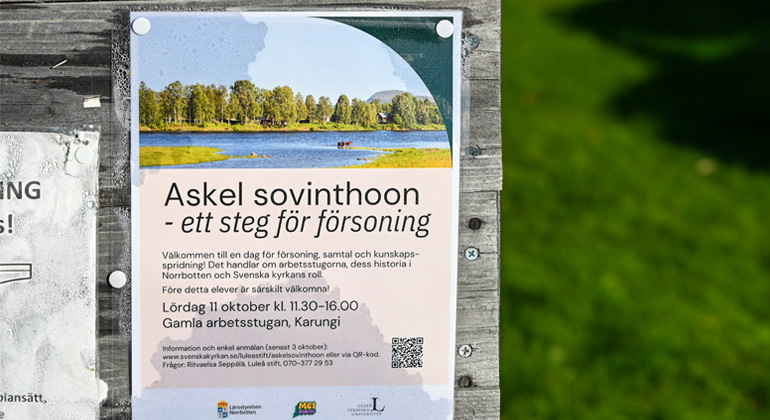 Skylt på anslagstavla utomhus med inbjudan till träffen i Karungi.