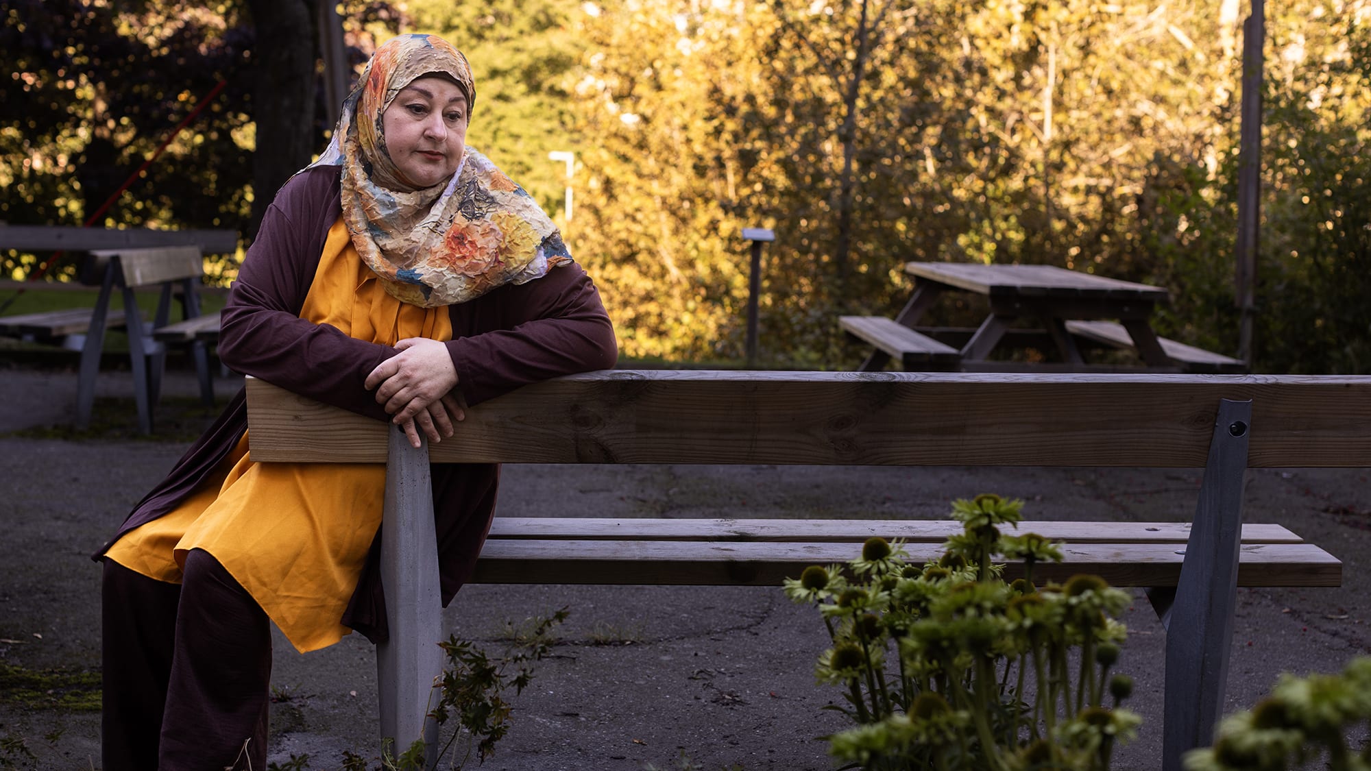 Mayada Majid sitter på en bänk. Foto: Sanna Percivall.