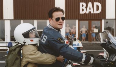 Jacob Ericksson som polisen Göran i “Tsatsiki, morsan och polisen”.