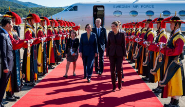 Kronprinsessparet och statsrådet Malmer Stenergard välkomnas till Republiken Korea.