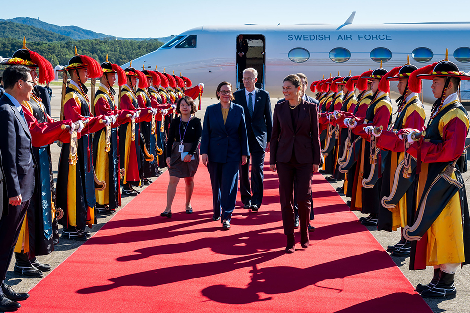 Kronprinsessparet och statsrådet Malmer Stenergard välkomnas till Republiken Korea.
