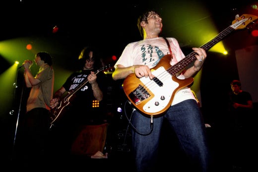 Gary ”Mani” Mounfield på scen tillsammans med Primal Scream 1997.