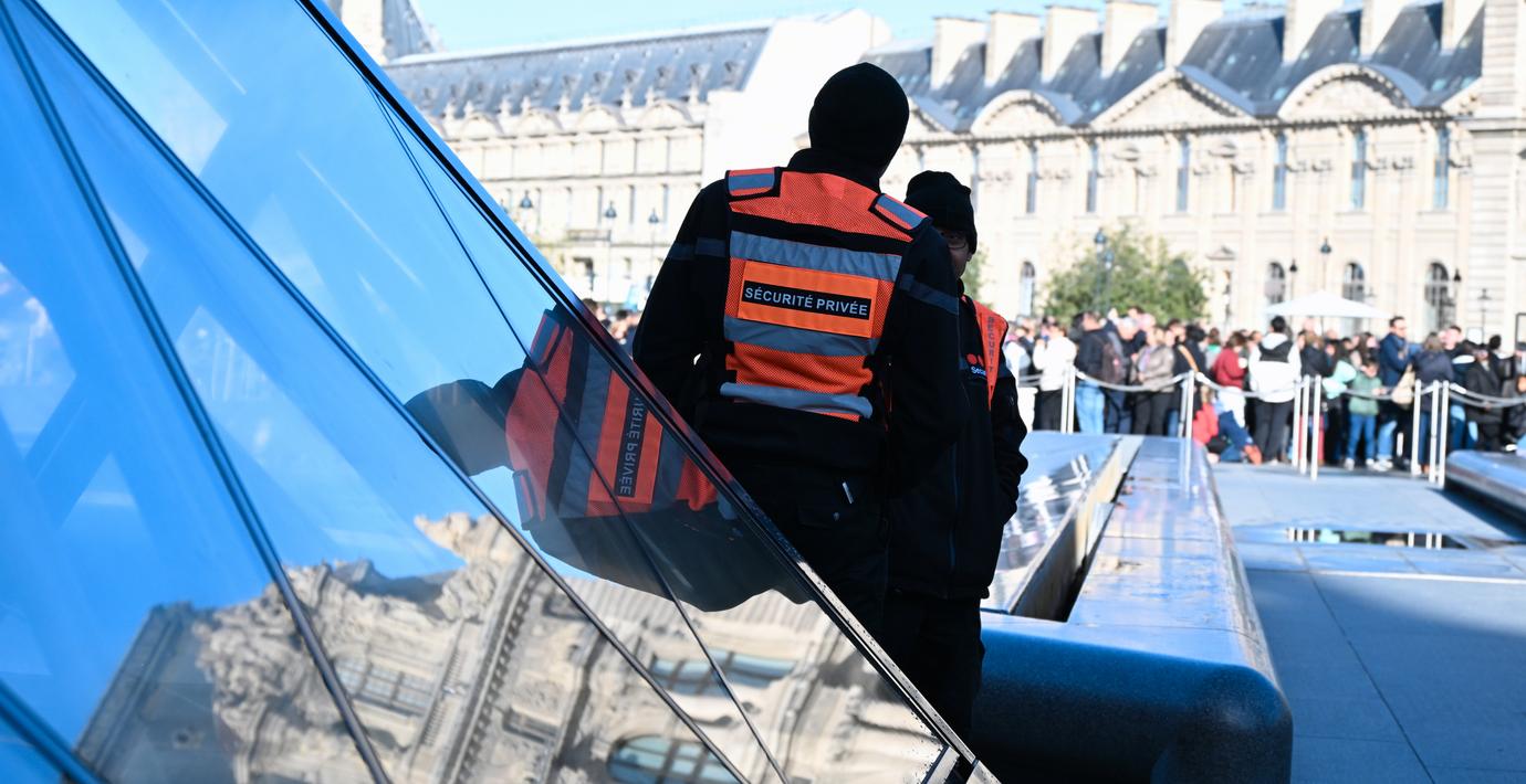 Kvinna åtalas efter juvelrånet och en misstänkt släpps