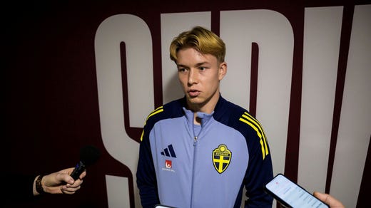 Daniel Svensson var en av tre spelare som dök upp på pressträff dag före match mot Schweiz, en indikation på att han startar matchen i Genève.