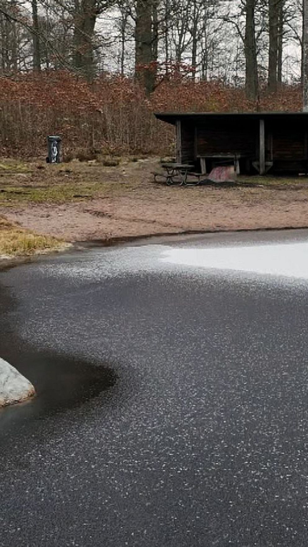 Dubbeldelad bild. Vänster: En frusen sjö med ett öppet vindskydd. Höger: Person gestikulerar.