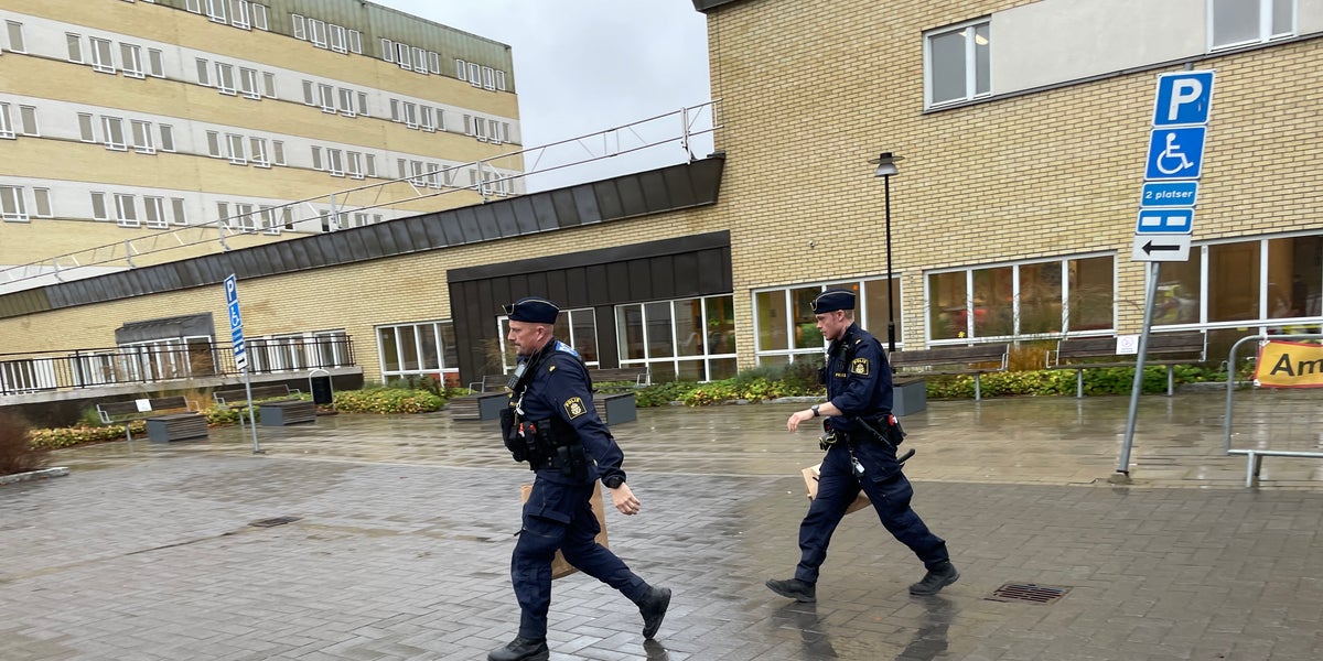 Polis på plats vid Ackis under förmiddagen - UNT