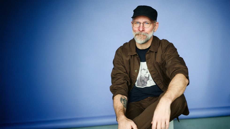 Kalle Lind, känd radioröst och författare, är ett av dragplåstren på årets Litteraturens lördag. Han kommer att spela in podden Snedtänkt under dagen, ämnet är populärkultur i Närke.