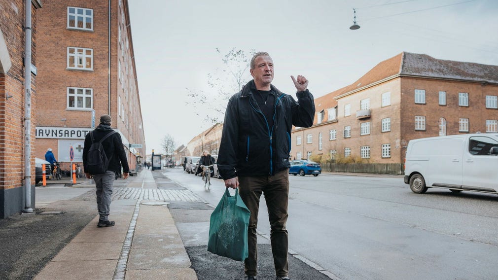Kaspar Balling har kört turistbuss i den danska huvudstaden i 25 år men bor på Jylland flera timmars bilresa därifrån. ”Jag har inte råd med egen lägenhet i Köpenhamn.”