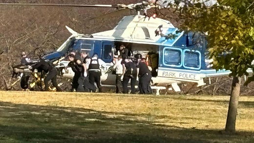 En av de skadade har förts till sjukhus med ambulanshelikopter.