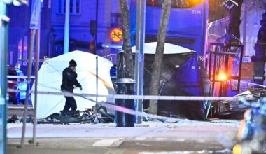 Polisen: Tre personer döda i olyckan – Flera döda i bussolycka i centrala Stockholm - SVT Nyheter