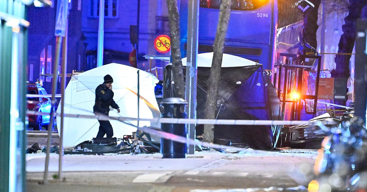 Polisen: Tre personer döda i olyckan – Flera döda i bussolycka i centrala Stockholm - SVT Nyheter