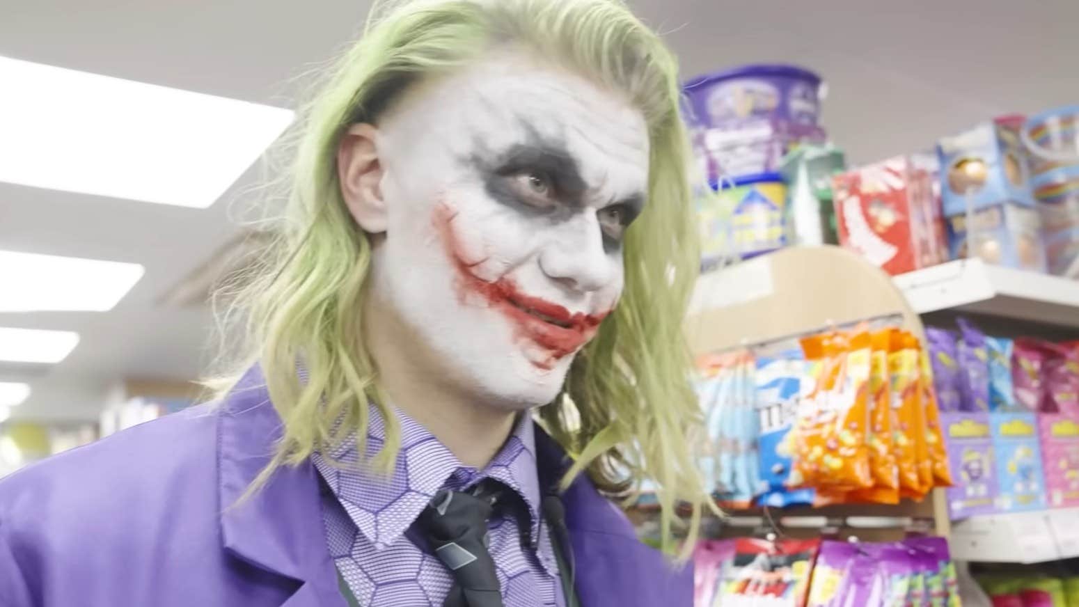 Haaland dyker upp i mataffär – helt oigenkännlig | Premier League