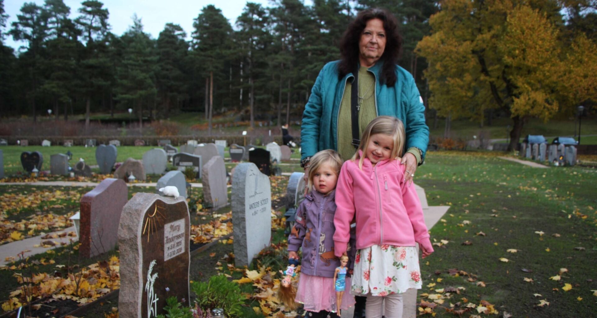 Många besökte begravningsplatsen – Gunilla tände ljus vid sin mammas grav med barnbarnen - Mariestads-Tidningen