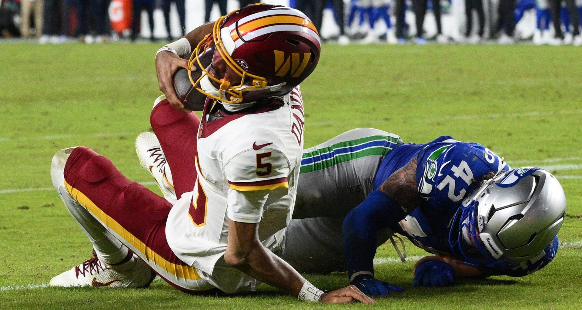 Skräckbilder i NFL – stjärnans arm viker sig | Nfl