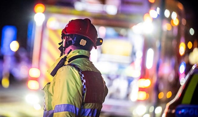 Det brinner i en lägenhetsbyggnad. Arkivbild.