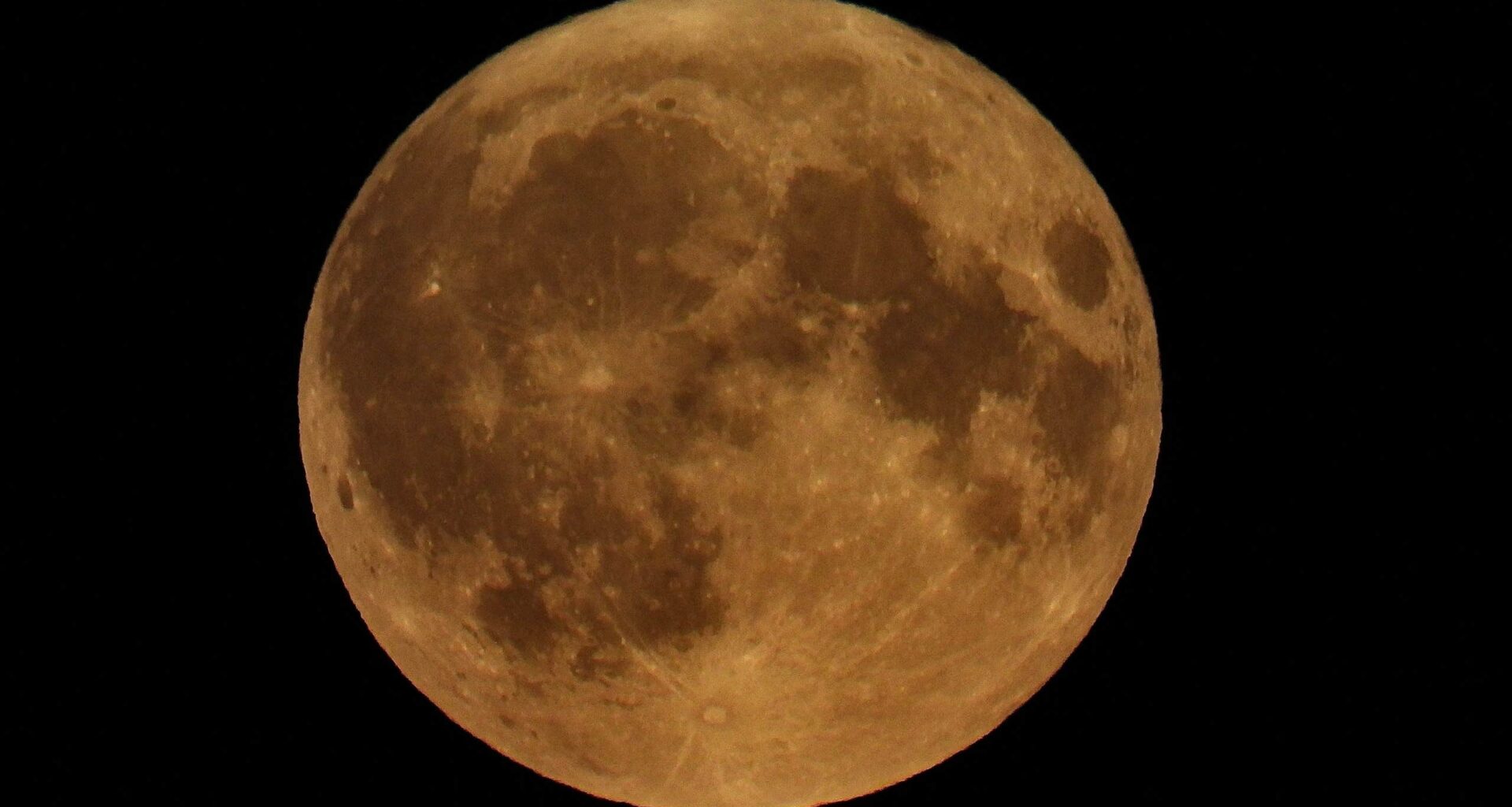 Supermåne syns över Sverige