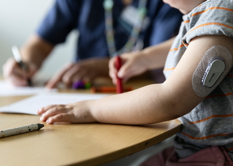 Barn med diabetes sitter och ritar