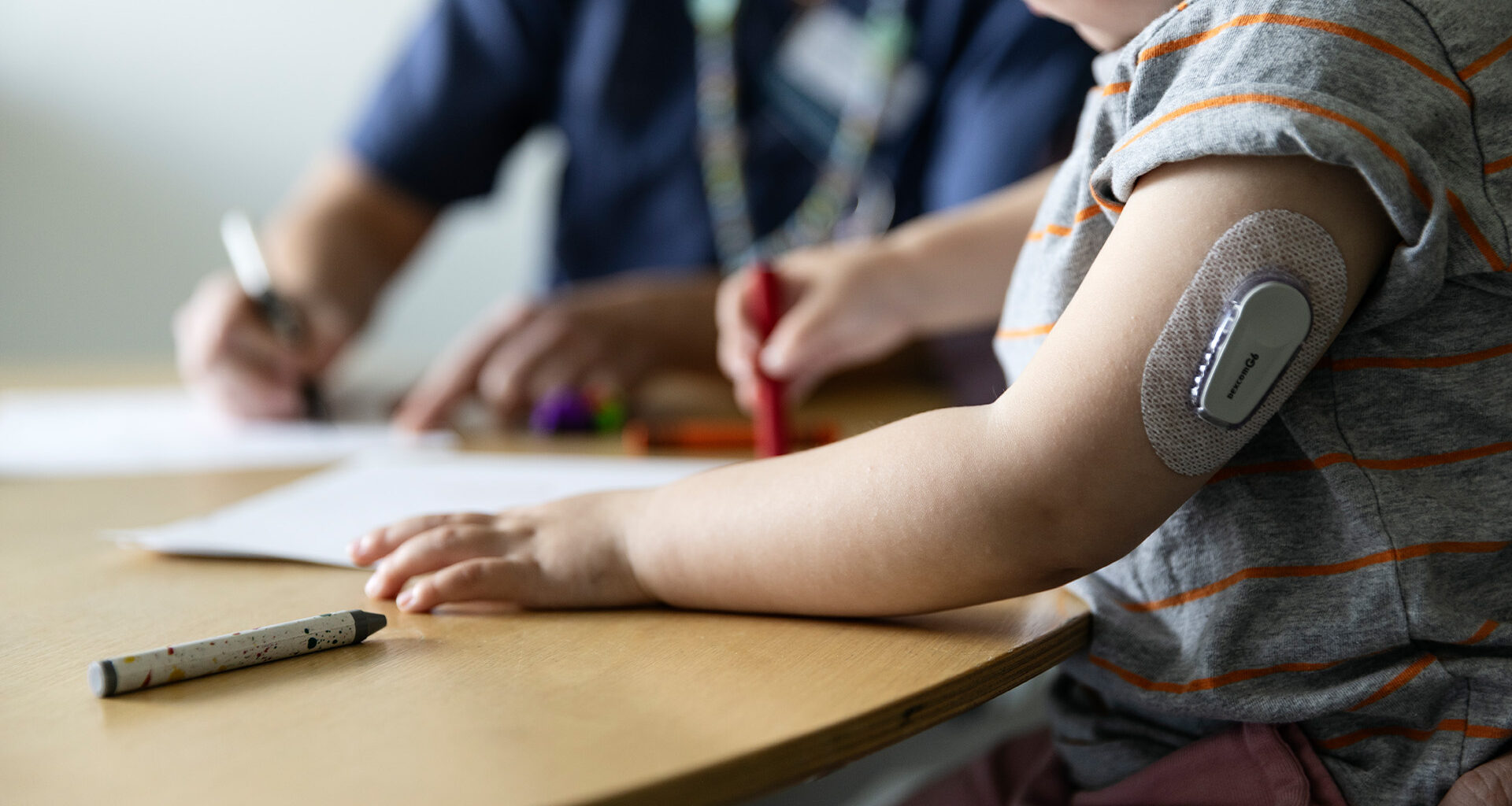 Barn med diabetes sitter och ritar