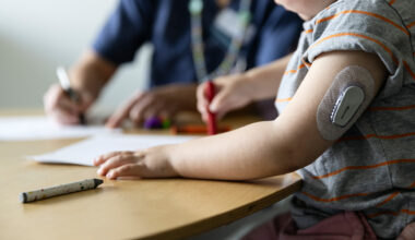 Barn med diabetes sitter och ritar