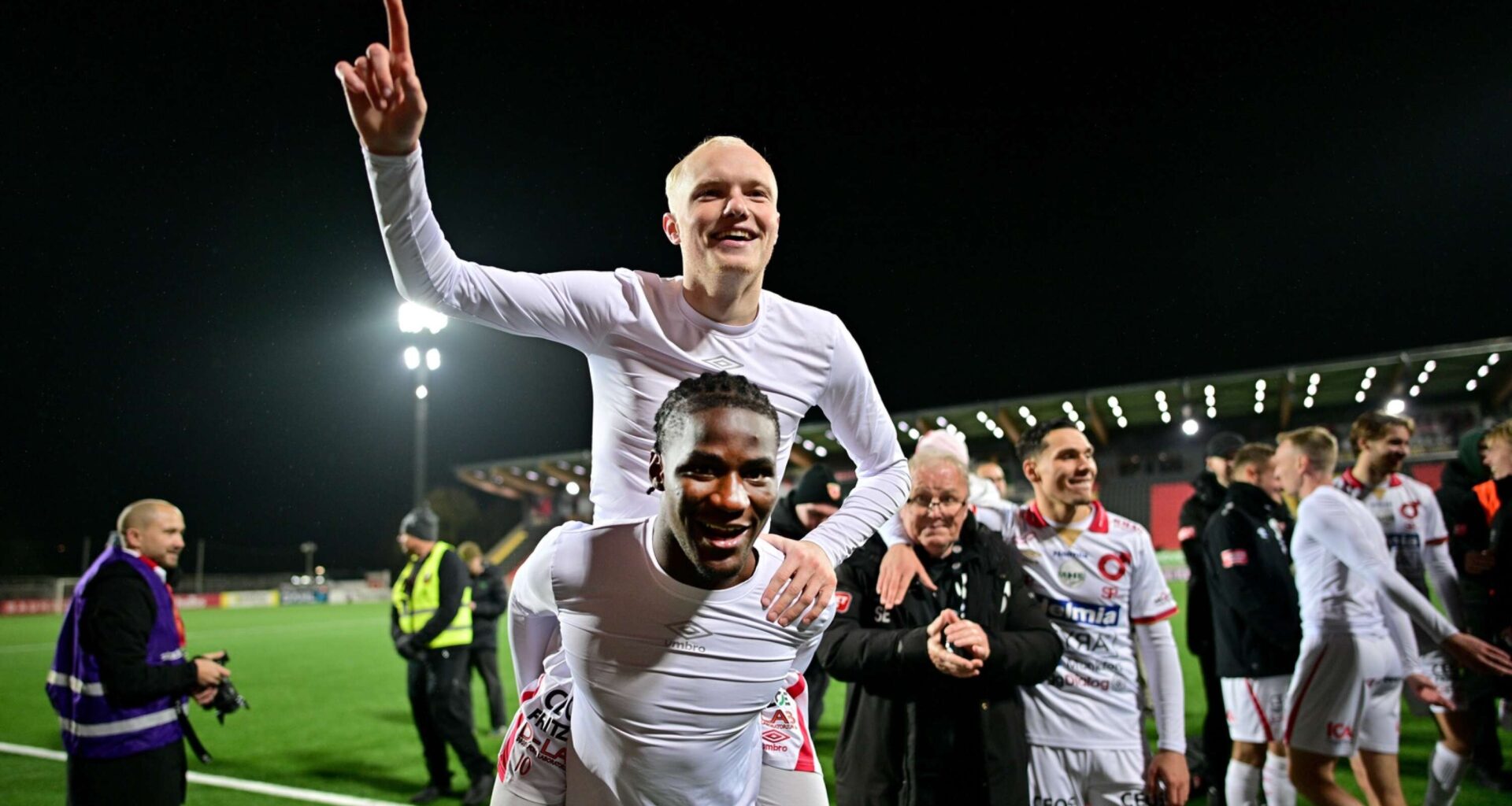 KVÄLLENS NYHETER: Två till sjukhus efter E18-olycka • Degerfors kvar i allsvenskan • Solberg vann i Japan