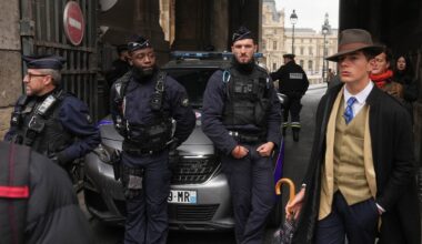 Tonåring med hatt utanför Louvren träder fram